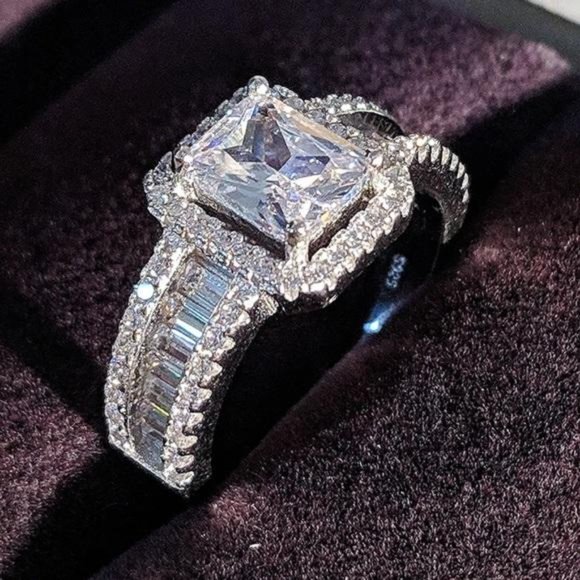 NEW 925 STERLING SILVER DIAMOND ENGAGEMENT RING, CUTE RING, SHINY RING. - Picture 2 of 3